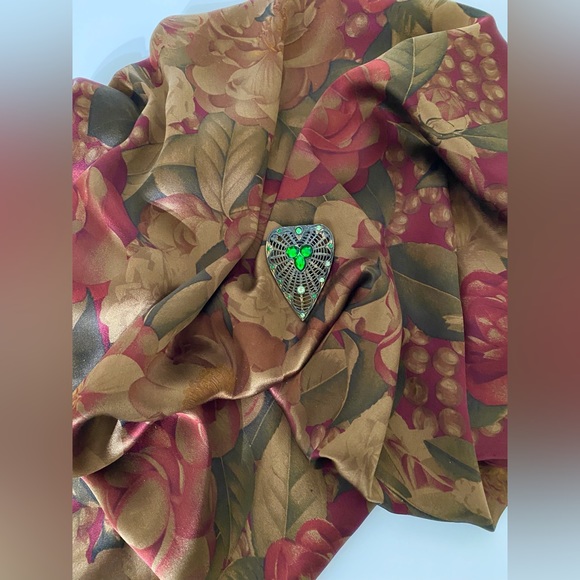 Vintage brass and green stones triangle brooch - Picture 2 of 12